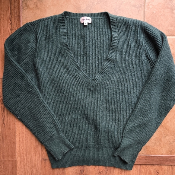 superdown Revolve Ribbed V-Neck Emerald Green Raquel Sweater Size Medium - Picture 2 of 5